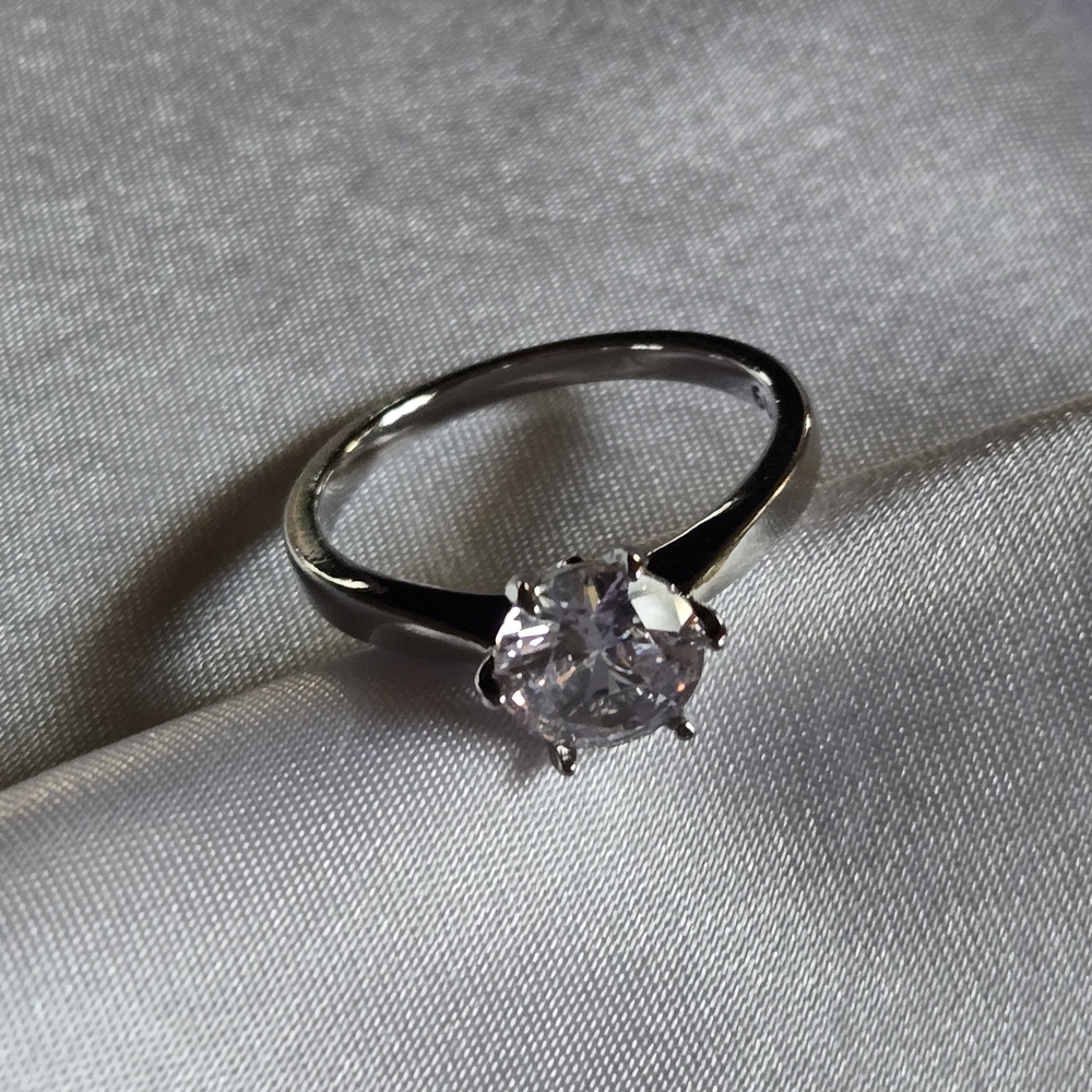 Pretty Bird Silver Solitare (Size 8.5) Ring